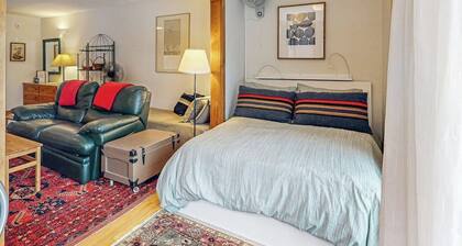 Mountain-view studio with patio - walk to Bald Mountain chairlifts