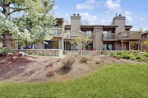Freshly remodeled, ski-in/ski-out condo with pool, hot tub, & clubhouse
