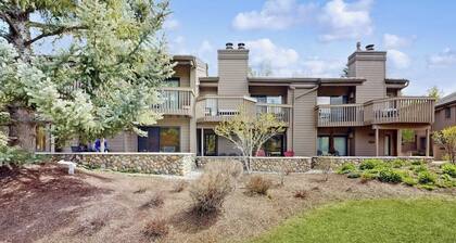 Freshly remodeled, ski-in/ski-out condo with pool, hot tub, & clubhouse