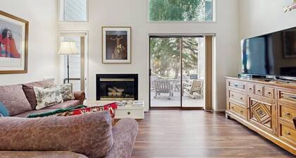 Views and recreation: Sun Valley condo with pool, sauna, tennis and hot tub!