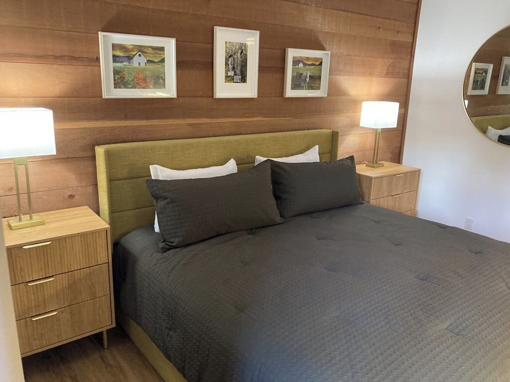 Tabla de planchar con plancha, wifi gratis y ropa de cama 