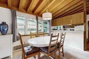 Dining - Comfy Condo with Shared Pool, Sauna - Near Slopes, Mountain Views (Sun Valley)