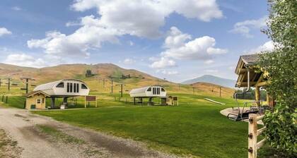 Comfy Condo with Shared Pool, Sauna - Near Slopes, Mountain Views