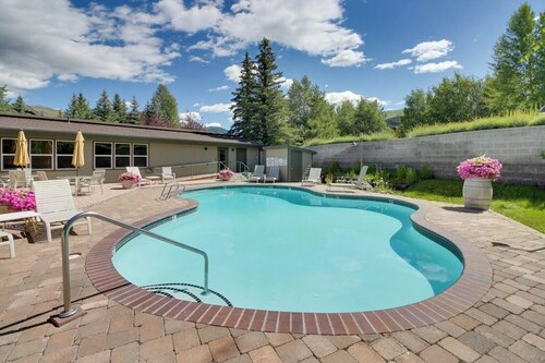Comfy Condo with Shared Pool, Sauna - Near Slopes, Mountain Views