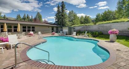 Comfy Condo with Shared Pool, Sauna - Near Slopes, Mountain Views