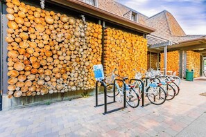 Property grounds - Centrally located condo with mountain views - on bike path (Ketchum)