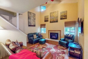 TV, fireplace - Centrally located condo with mountain views - on bike path (Ketchum)