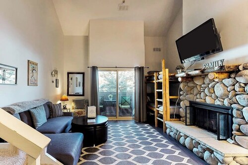 Lovely Studio Remodeled in 2020 with Shared Pool, Hot Tub & Lift Access