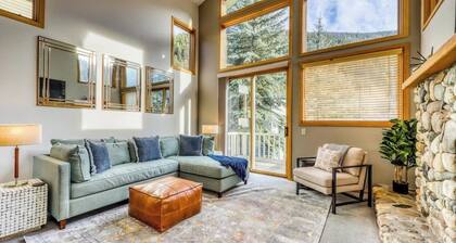 Newly-updated dog-friendly condo w/wood fireplace- walk to Warm Springs Lifts