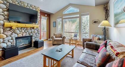 Cozy mountain-view condo with furnished deck, hot tub, & gym - walk to lifts