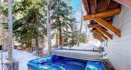 Quiet townhome w/private hot tub and walking distance to River Run Dogs ok