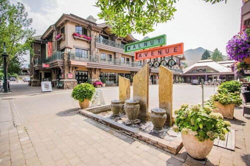 Quiet townhome w/private hot tub and walking distance to River Run Dogs ok