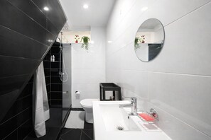Dusche, Haartrockner, Handtücher, Seife