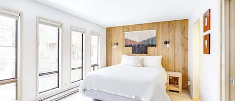Iron/ironing board, free WiFi, bed sheets
