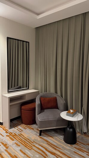 Suite, 1 Tempat Tidur King | Area keluarga