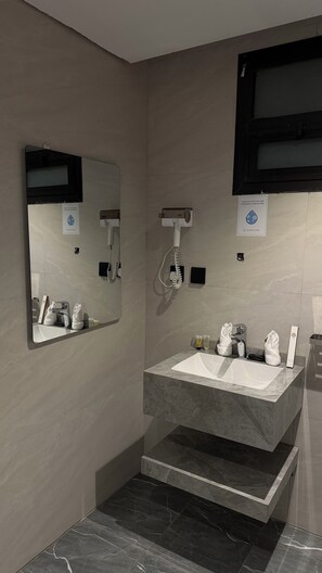 Een douche, een haardroger, pantoffels, handdoeken