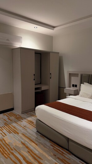 Suite, 2 kamar tidur | Brankas, tirai kedap cahaya, kedap suara, dan setrika/meja setrika