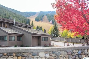Exterior - Ski-in/ski-out condo with pool, mountain view, balcony, & easy trail access (Ketchum)