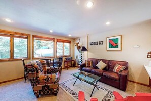 TV, fireplace, books - Ski-in/ski-out condo with pool, mountain view, balcony, & easy trail access (Ketchum)