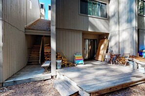 Terrace/patio - Ski-in/ski-out condo with pool, mountain view, balcony, & easy trail access (Ketchum)