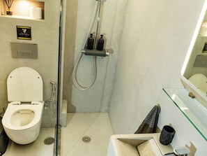 Dusche, Haartrockner, Bidet, Handtücher