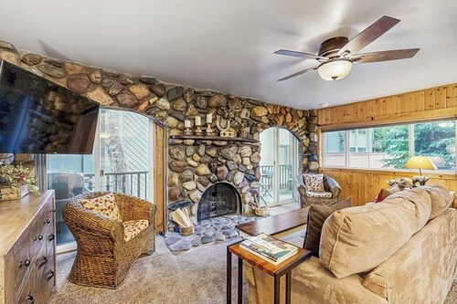 Inviting condo with fireplace, patio, & hot tub - walk to River Run lifts