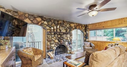 Inviting condo with fireplace, patio, & hot tub - walk to River Run lifts