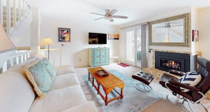 Second-floor condo with hot tub, pool, free WiFi, & gas fireplace - near slopes