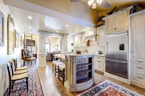 Serene & sun-filled mountain retreat with balcony, fireplace, & amazing views