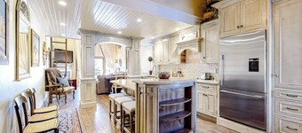 Serene & sun-filled mountain retreat with balcony, fireplace, & amazing views