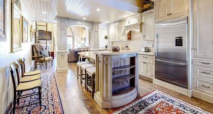 Serene & sun-filled mountain retreat with balcony, fireplace, & amazing views