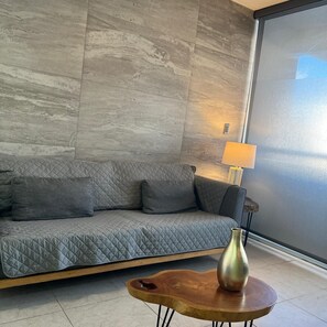Smart TV, pebolim, mesa de pingue-pongue