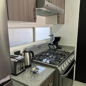 Geladeira, micro-ondas, fogão, lava-louças