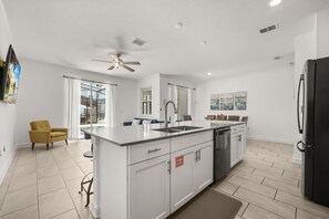 Coffee/tea maker, fridge, microwave, oven - 4 BD/ 3 BA/ Storey Lake (2957 SS) (Kissimmee)