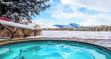 Newly Renovated Condo with Fireplace, Fast WiFi, Balcony & Shared Pool/Hot Tub