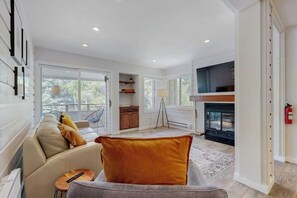 TV, fireplace, books - Newly Renovated Condo with Fireplace, Fast WiFi, Balcony & Shared Pool/Hot Tub (Sun Valley)