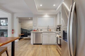 Fridge, microwave, oven, stovetop - Newly Renovated Condo with Fireplace, Fast WiFi, Balcony & Shared Pool/Hot Tub (Sun Valley)