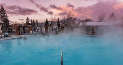Delightful studio with WiFi & washer/dryer - minutes to downtown, near skiing