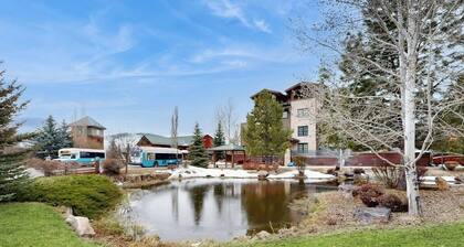 Cozy Mountain Studio Walk to Lifts, & Ideal Location Near Town