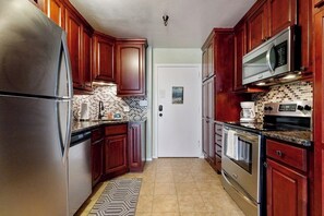Fridge, microwave, oven, stovetop - Cozy Mountain Studio  Walk to Lifts, & Ideal Location Near Town (Sun Valley)