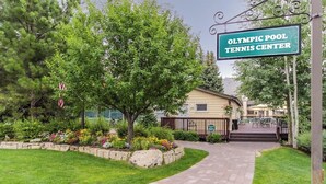 Polku johtaa rakennukseen, jonka kyltissä lukee ”Olympic Pool Tennis Center”. Polun varrella on hyvin hoidettu nurmikko ja pieni puutarha-alue.