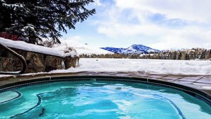 A swimming pool with a mountain view, surrounded by snow. - Lovely condo w/ beautiful views & shared pool/hot tub/tennis/golf (Sun Valley)