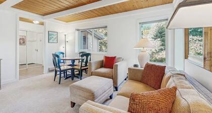 Bright corner Atelier studio w/mountain views - close to Sun Valley Resort