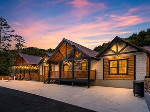 Reihe von Blockhäusern mit überdachter Veranda und Stein Fundament.