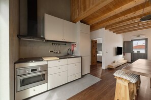 Frigorífico, horno, placa de cocina y cafetera o tetera