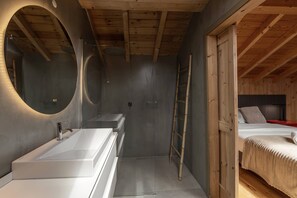 Tabla de planchar con plancha, acceso a internet y ropa de cama 
