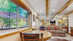 Ein gemütliches Interieur mit Essbereich, einer Couch und einer Küche im Hintergrund.