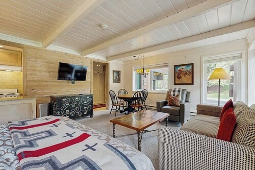 Charming, ski-themed studio w/free WiFi, full kitchen - near downtown Sun Valley
