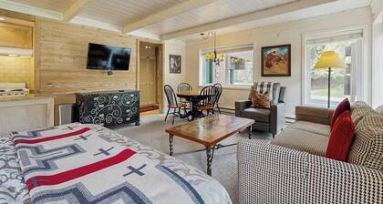 Charming, ski-themed studio w/free WiFi, full kitchen - near downtown Sun Valley