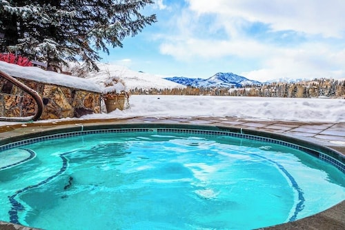 Resort condo with shared pool & hot tub - minutes from hiking, skiing, & dining